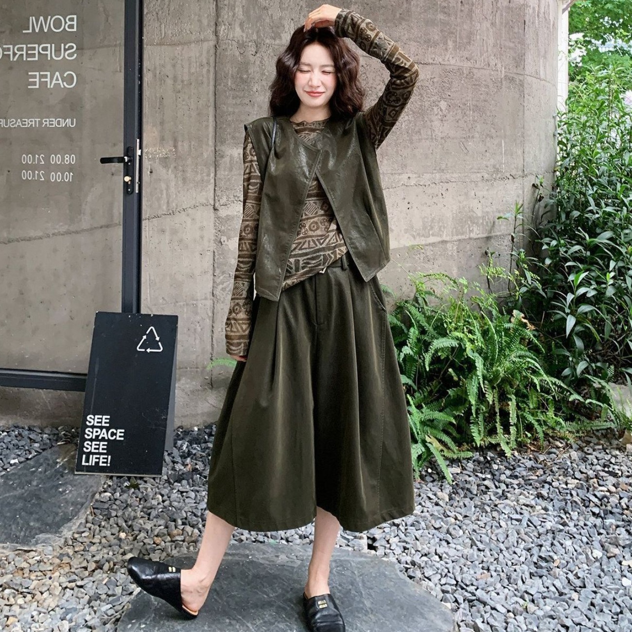 2026 Early Autumn Geometric Print Three-Piece Set with Olive Green Faux Leather Vest and Pleated Capri Pants for Women
