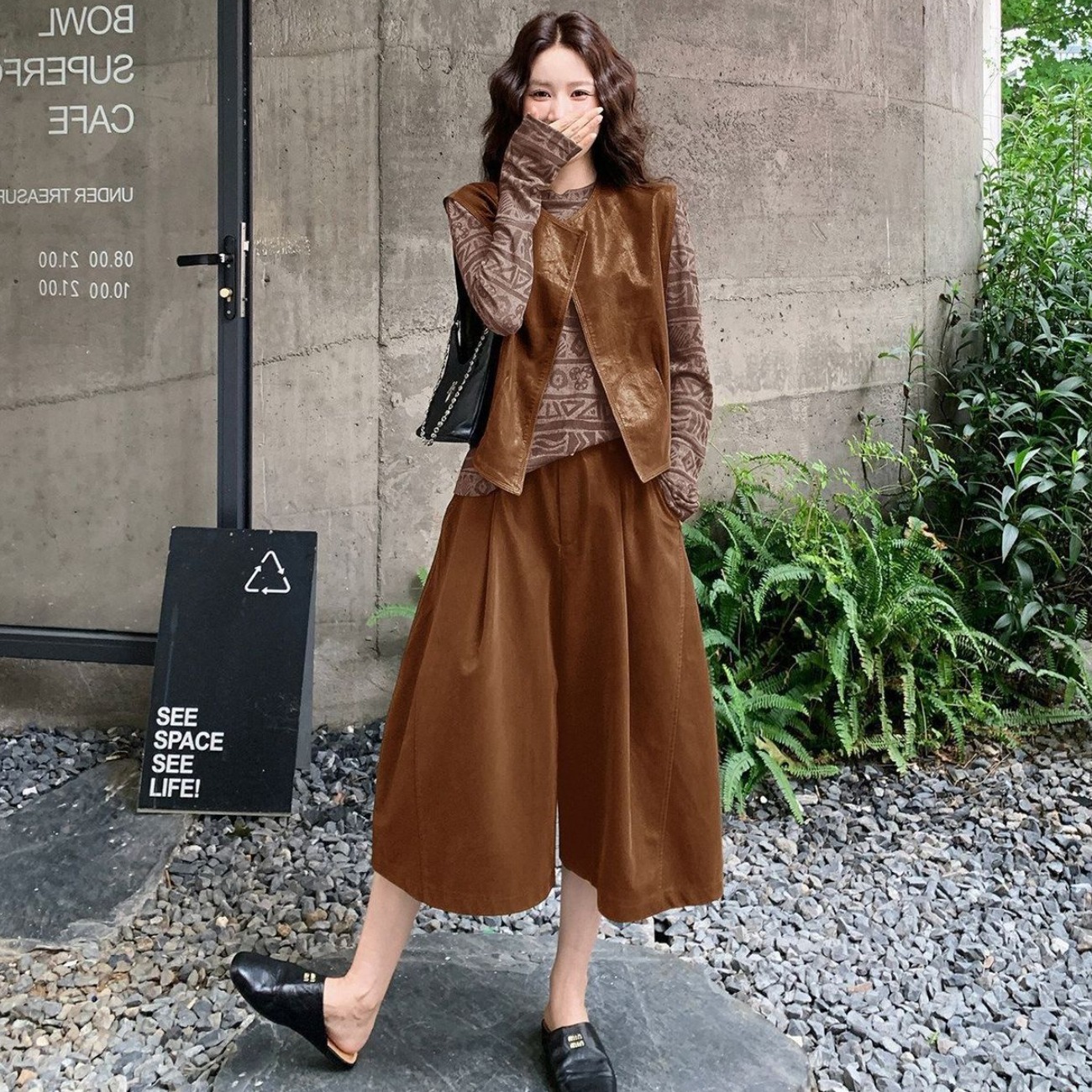 2026 Early Autumn Geometric Print Three-Piece Set with Olive Green Faux Leather Vest and Pleated Capri Pants for Women - Image 2