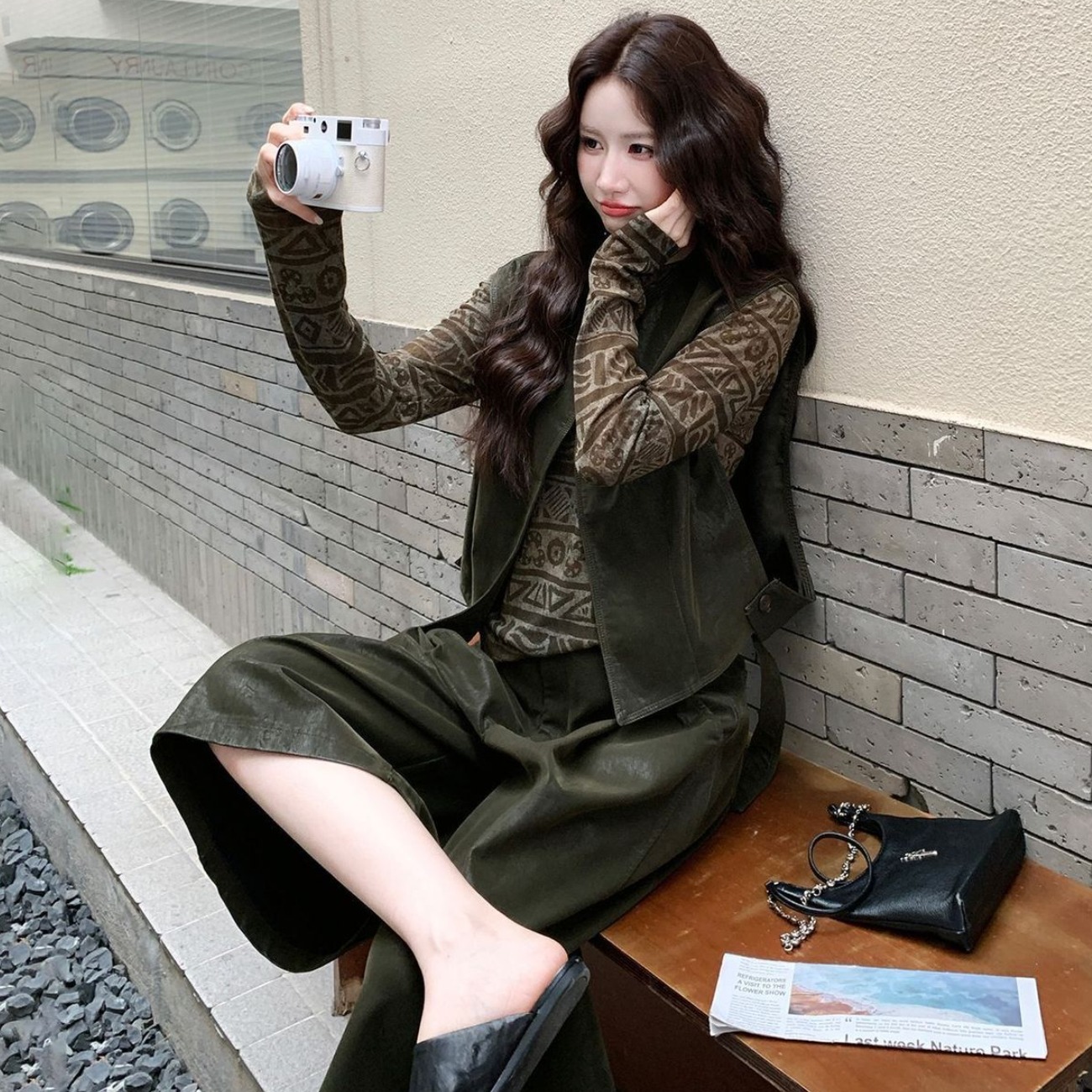 2026 Early Autumn Geometric Print Three-Piece Set with Olive Green Faux Leather Vest and Pleated Capri Pants for Women - Image 3