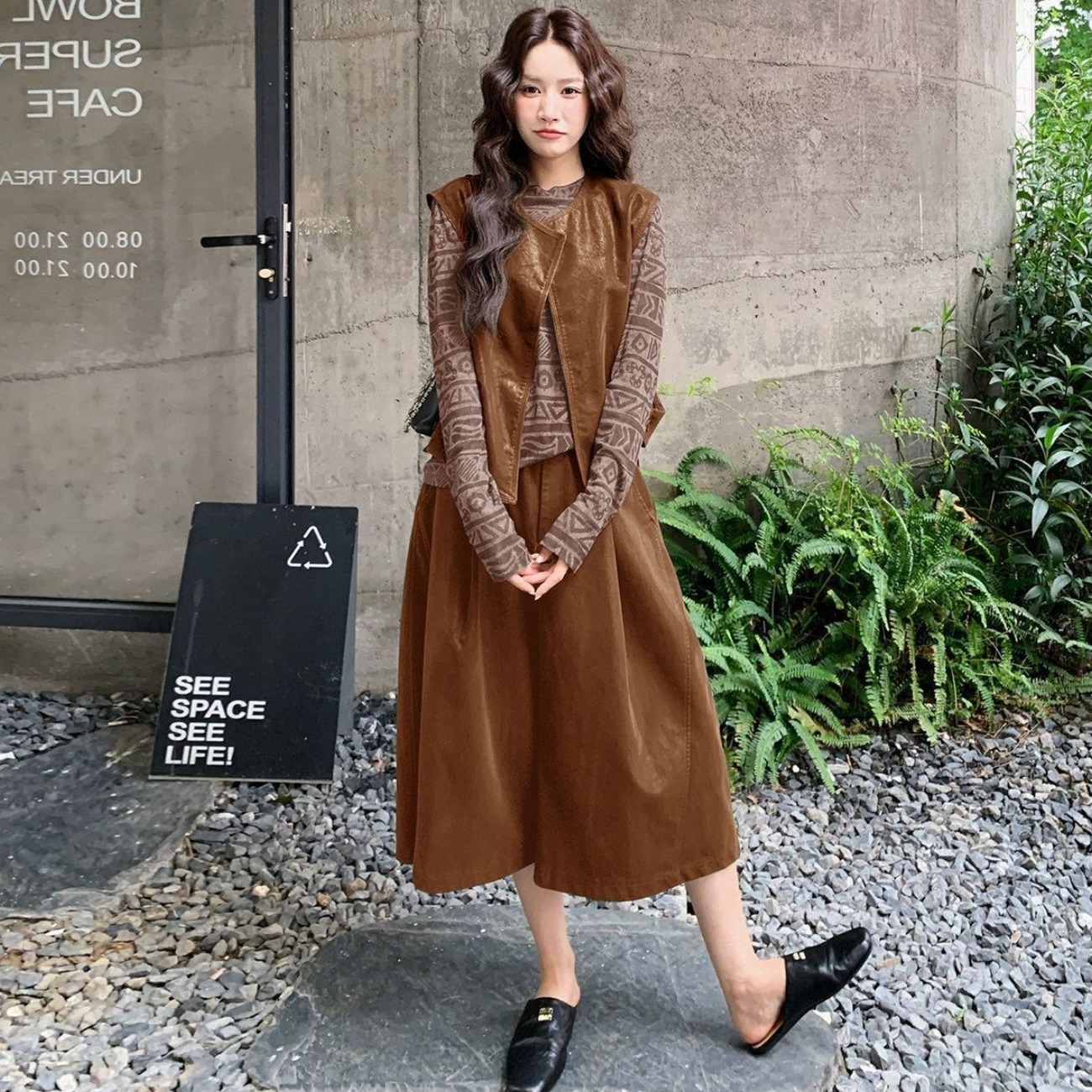 2026 Early Autumn Geometric Print Three-Piece Set with Olive Green Faux Leather Vest and Pleated Capri Pants for Women - Image 4